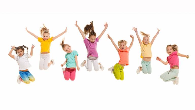 Joukko lapsia hyppää yhtäaikaa ilmaan.