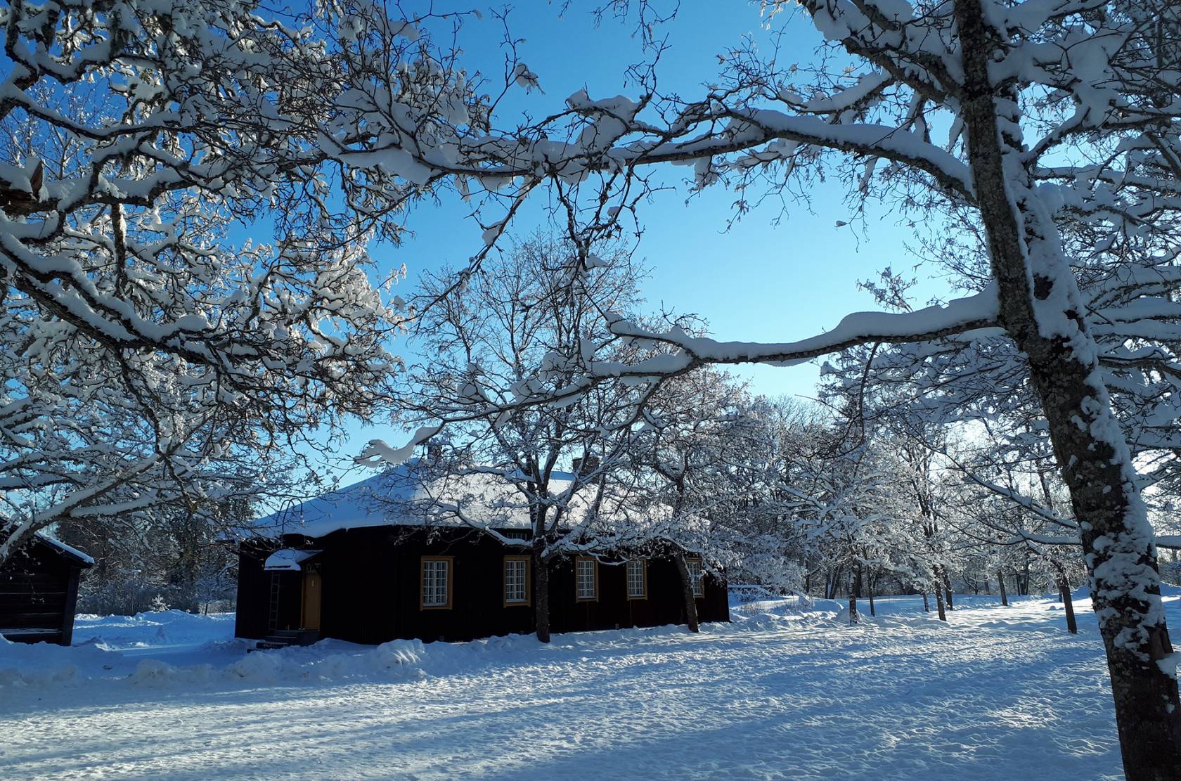 Voipaalan Pakari-rakennus talvella lumisessa maisemassa.