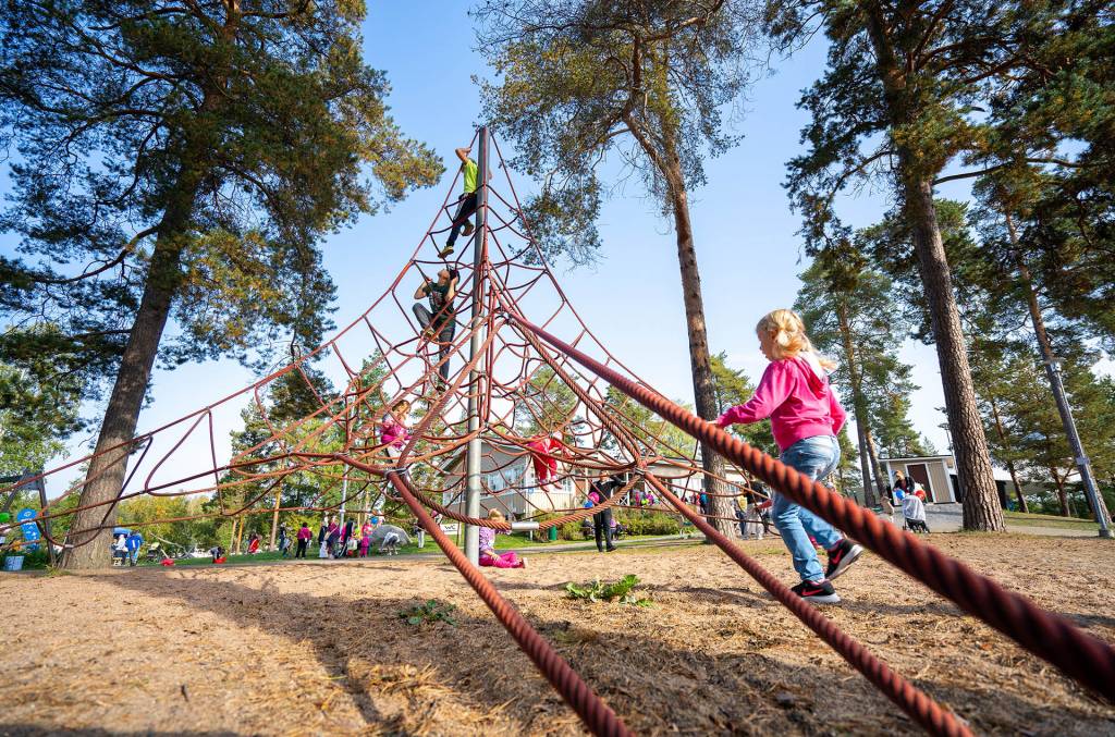 Lapset leikkivät Seikkailupuiston kiipeilytelineessä.