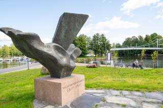 Vesitie-patsas Lepänkorvan puistossa Valkeakoskella.