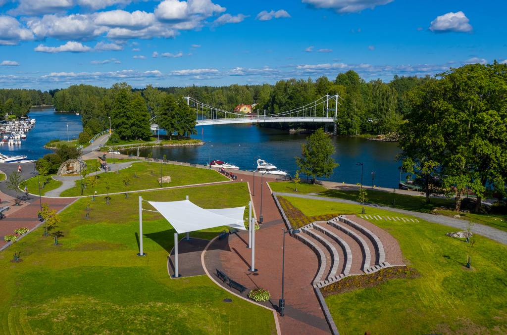 Lepänkorvan puisto kesällä Valkeakosken keskustassa.