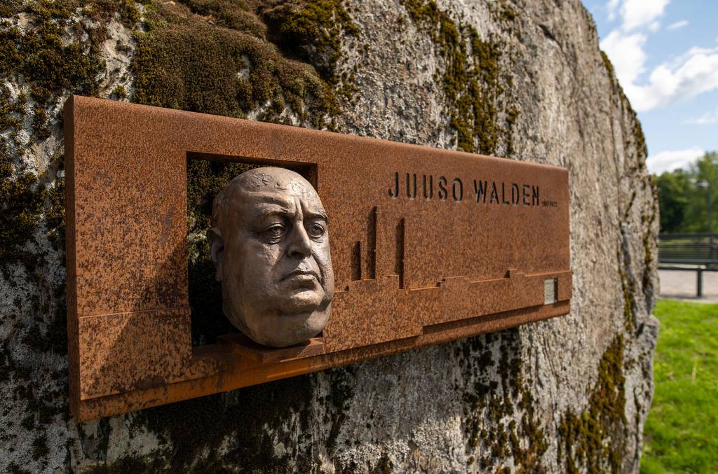 Juuso Waldenin muistomerkki Valkeakoskella Lepänkorvan puistossa.