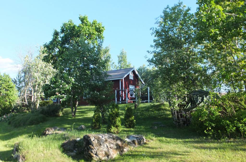 Vanha puinen asuinrakennus Huittulassa mäen päällä.