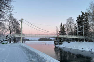 Riippusilta kirkkaalla pakkasilmalla Valkeakoskella.