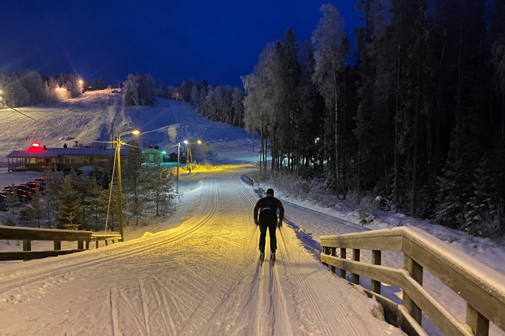 Mies hiihtää Korkeakankaan hiihtokeskuksessa.