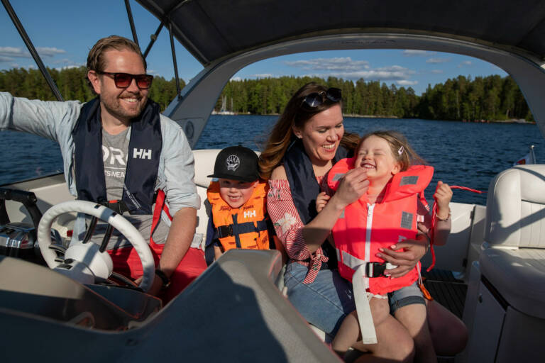 Perhe veneilee Mallasvedellä Valkeakoskella.