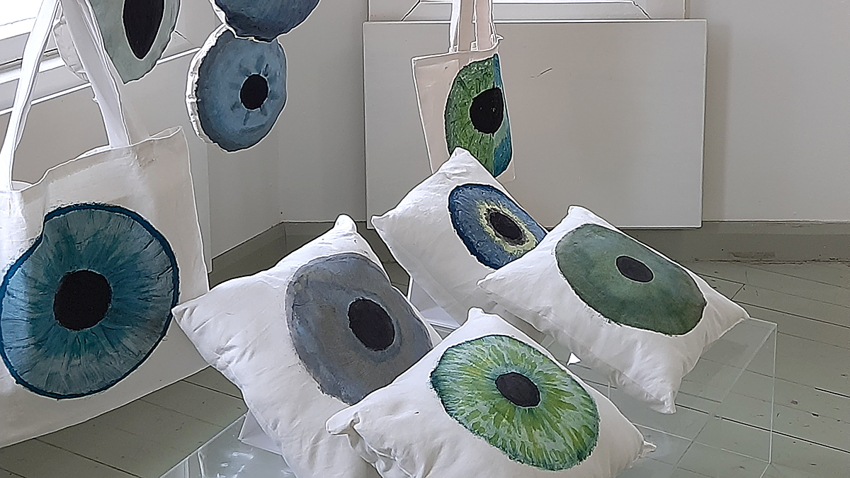 Tyynyjä, joihin on maalattu silmä.