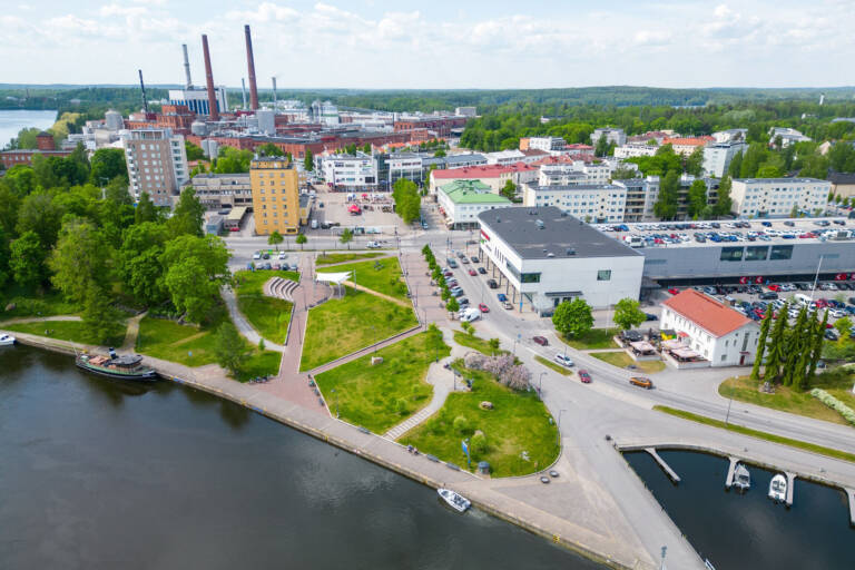 Ilmakuva Valkeakosken keskustasta, edustalla Lepänkorvan puisto, taustalla tehtaan piiput.