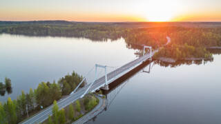 Ilmakuva Sääksmäen sillasta auringonlaskun aikaan.