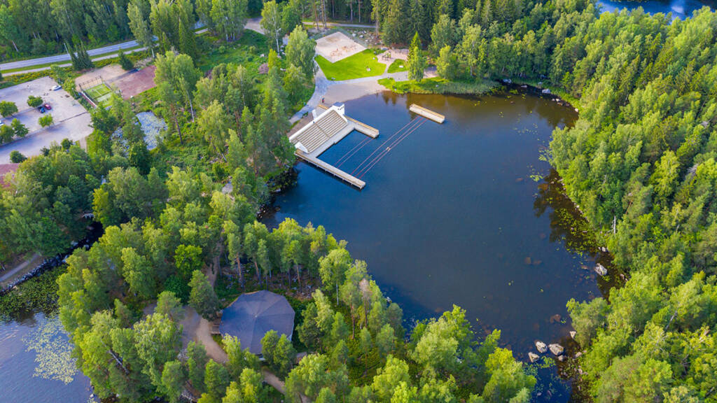 Kesäinen ilmakuva Kirjaslammen alueelta, jossa näkyy Kirjaslammen uimala ja metsää.