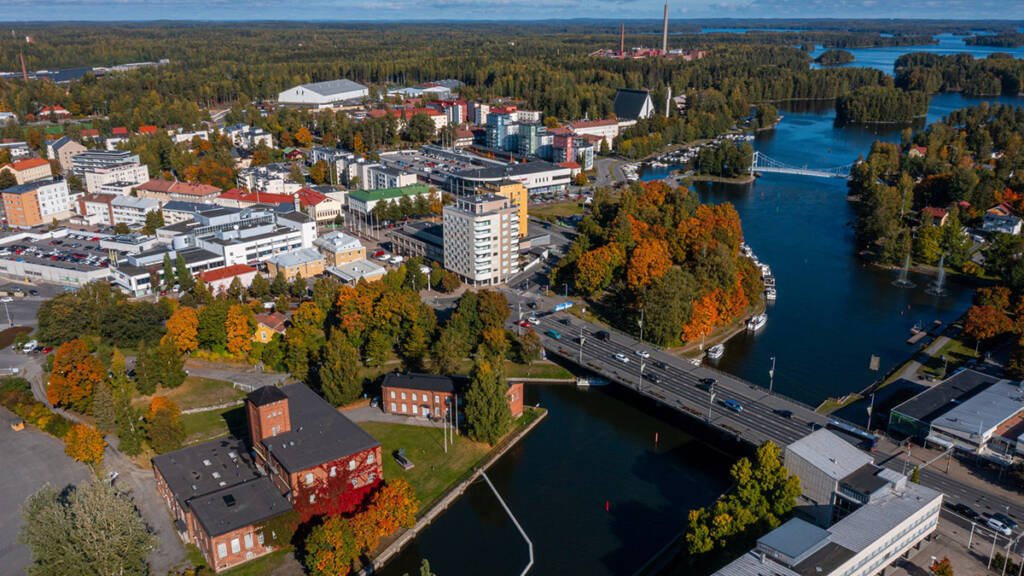 Ilmakuva Valkeakosken syksyisestä keskustasta.