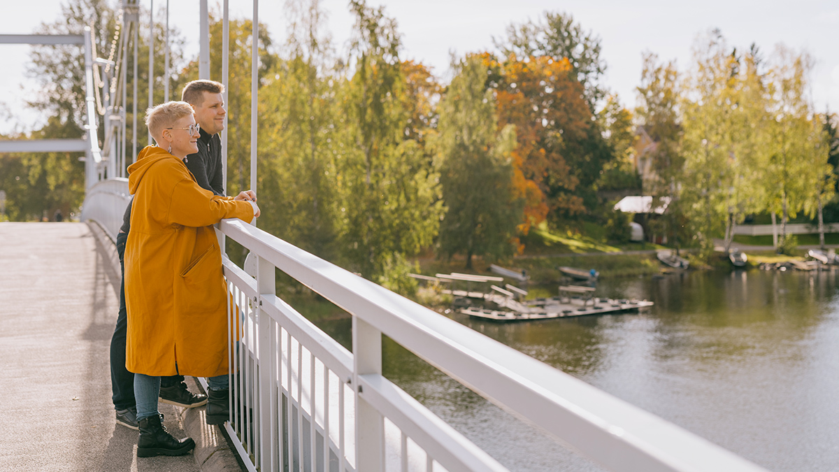 Nainen ja mies katselevat syksyisiä maisemia Riippusilloilla.