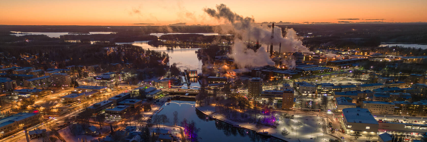 Auringonlasku talvisessa maisemassa Valkeakosken keskusta.