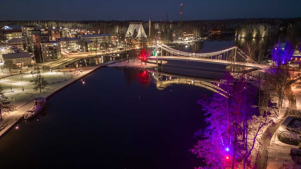 Kanavan ylittävä Putaansilta Valkeakosken keskustassa talvisenä yönä ilmasta kuvattuna.