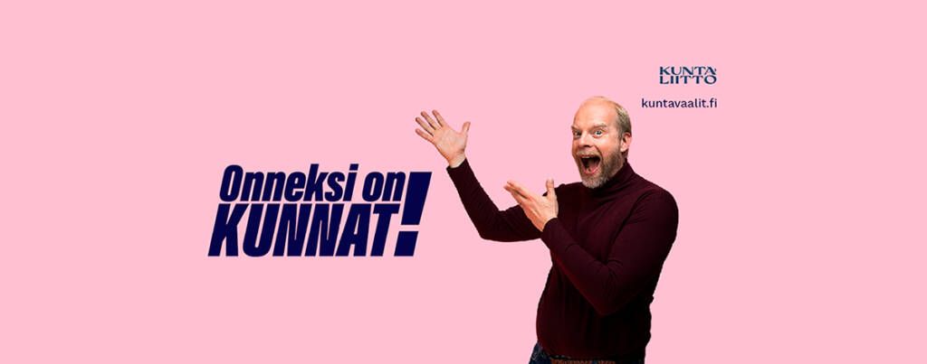 Henkilö osoittaa kohti "Onneksi on kunnat!"-tekstiä ja yläkulmassa Kuntaliiton logo.