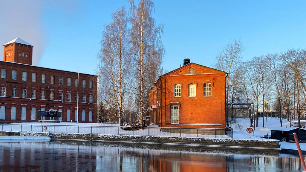 Nuorisokeskus Pultin ja Myllysaaren museon rakennukset talvella.