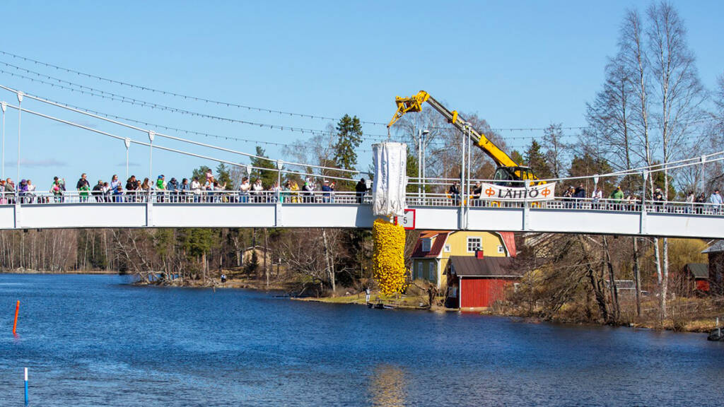 Tuhansia kylpyankkoja putoaa sillalta veteen nosturin nostamasta säkistä.